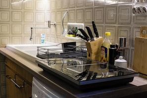 Kjøleskap, ovn, kokeplater og kaffetrakter/tekoker