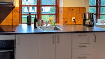 Fridge, oven, stovetop, coffee/tea maker