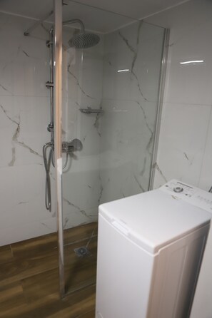 Dusche, Handtücher, Seife, Toilettenpapier