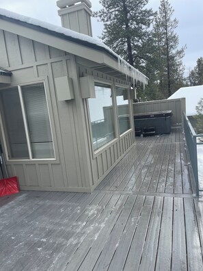 Terrace/patio - Charming 3-bedroom Sunriver house with WiFi, AC hot tub, bikes, kayak, grill (Sunriver)