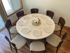 Dining - Charming 3-bedroom Sunriver house with WiFi, AC hot tub, bikes, kayak, grill (Sunriver)