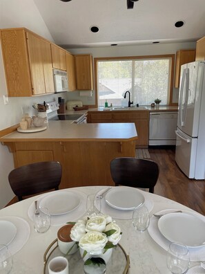 Fridge, microwave, oven, stovetop - Charming 3-bedroom Sunriver house with WiFi, AC hot tub, bikes, kayak, grill (Sunriver)