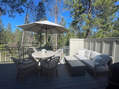 Charming 3-bedroom Sunriver house with WiFi, AC hot tub, bikes, kayak, grill