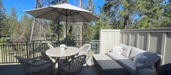 Charming 3-bedroom Sunriver house with WiFi, AC hot tub, bikes, kayak, grill