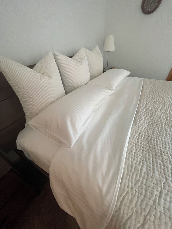 3 bedrooms, iron/ironing board, WiFi, bed sheets