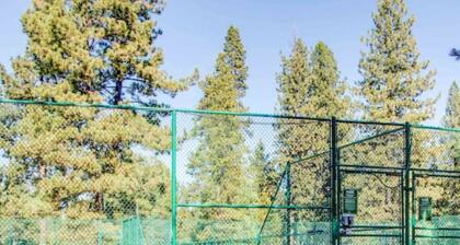 Charming 3-bedroom Sunriver house with WiFi, AC hot tub, bikes, kayak, grill