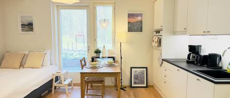 Iron/ironing board, WiFi, bed sheets, wheelchair access