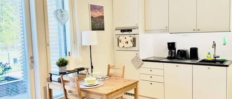 Kylskåp, mikrovågsugn, ugn och spishäll