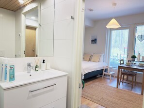 Iron/ironing board, WiFi, bed sheets, wheelchair access