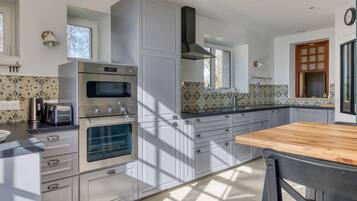 KylskÄp, ugn, diskmaskin och kaffe- och tebryggare