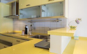 Fridge, oven, dishwasher, coffee/tea maker