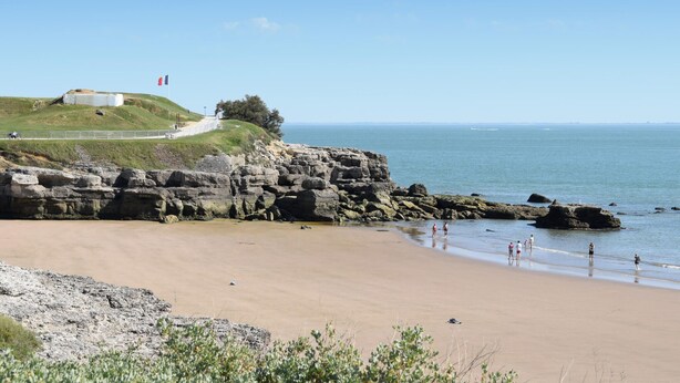 A coastal beach with rocky cliffs, a grassy path, and a clear view of the sea. - Gorgeous home in Semussac (Semussac)
