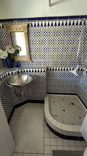 Suihku, hiustenkuivaaja, pyyhkeet, saippua