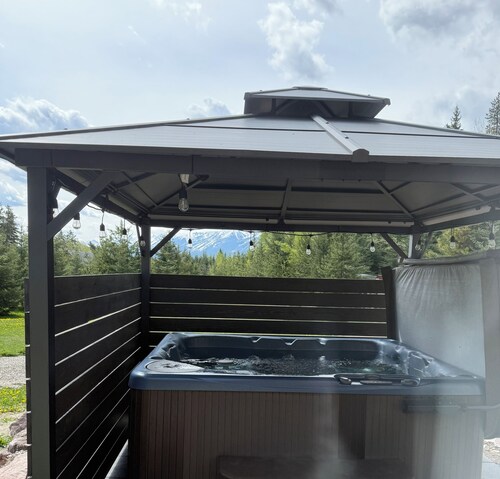 Pine Marten Wilderness Cabin - Hot Tub & Mountain Views