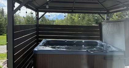 Pine Marten Wilderness Cabin - Hot Tub & Mountain Views
