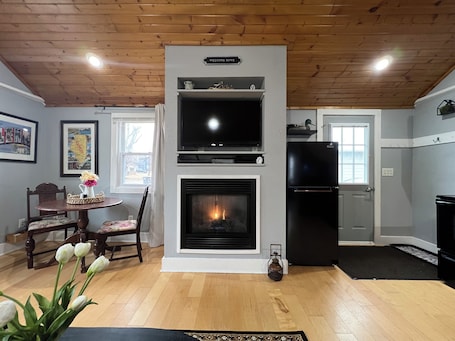 Interior. Charming 1-bedroom house - 2beds - in delightful Hanover with WiFi, AC