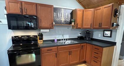 Charming 1-bedroom house - 2beds - in delightful Hanover with WiFi, AC