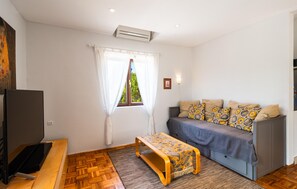 TV - Pet friendly home in Rudina (Rudina)