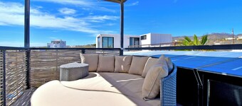 Unique modern repurposed shipping container home. 250mb+  WiFi with Starlink backup.  Lounge in a hammock or day bed on one deck or teak furniture w/ firepit on the other.  Store gear in a large secure guest locker.  Free use of SUPs and beach toys.