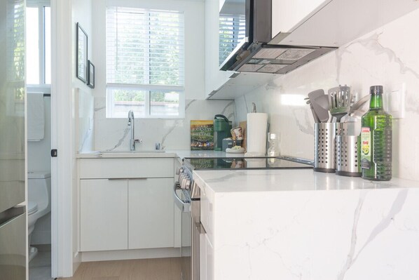 Fridge, microwave, oven, stovetop