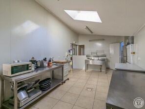 Réfrigérateur, micro-ondes, lave-vaisselle, chaise haute