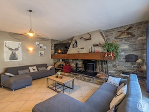 Televisión y chimenea 