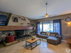 Télévision, cheminée