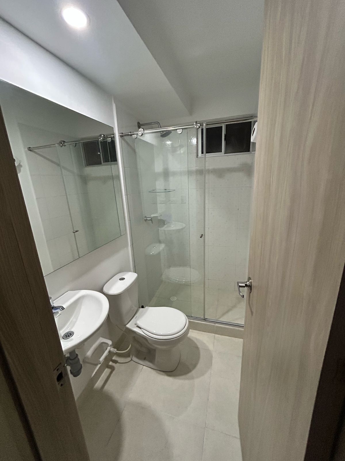 Douche, serviettes fournies, savon, papier toilette