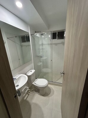 Douche, serviettes fournies, savon, papier toilette