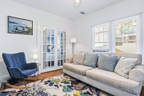 TV - Round Lake Retreat (St. Petersburg)