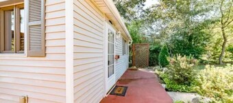 New-Winter of 1947 Cottage-Charming Home with a relaxing backyard. Sleeps 6