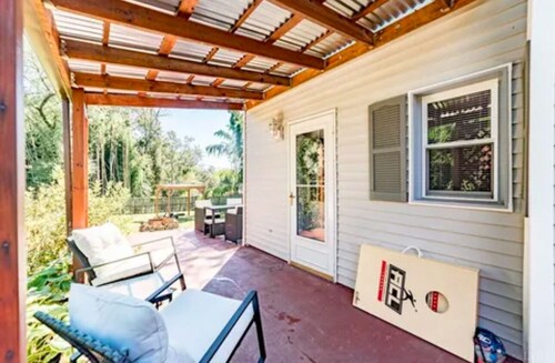 New-Winter of 1947 Cottage-Charming Home with a relaxing backyard. Sleeps 6