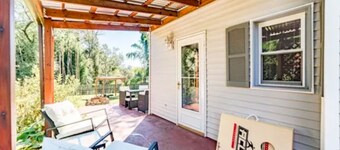 New-Winter of 1947 Cottage-Charming Home with a relaxing backyard. Sleeps 6