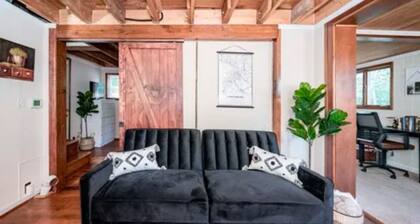 New-Winter of 1947 Cottage-Charming Home with a relaxing backyard. Sleeps 6