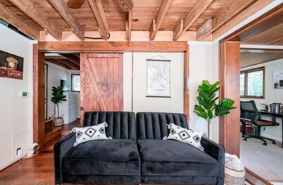 New-Winter of 1947 Cottage-Charming Home with a relaxing backyard. Sleeps 6