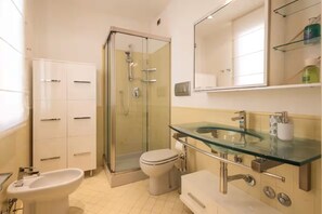 Dusch, hårtork, bidé och handdukar