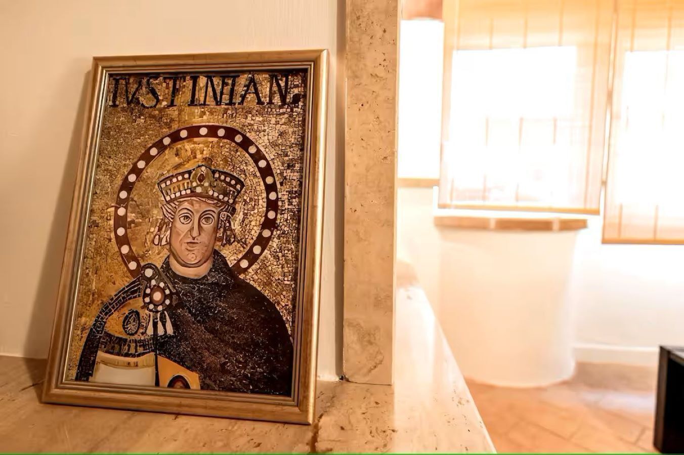 Un portrait en mosaïque encadré représentant une figure historique, avec le nom « TASINIAN » inscrit au-dessus.