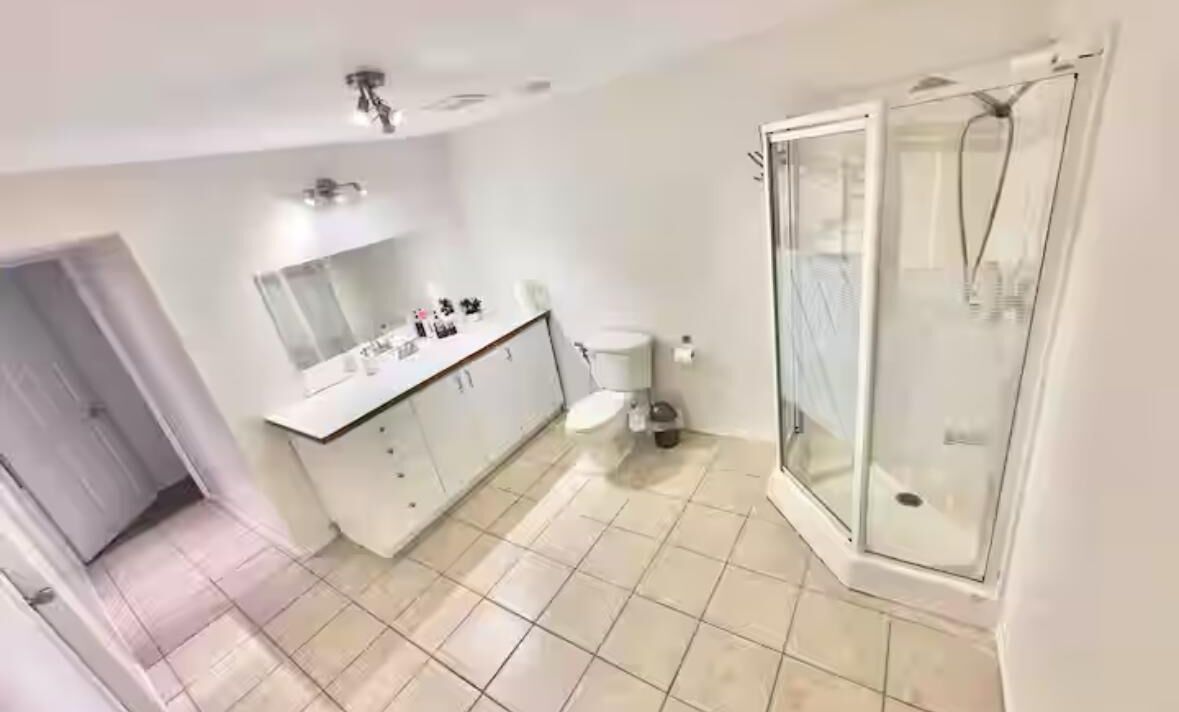 Een douche, een haardroger, handdoeken, shampoo