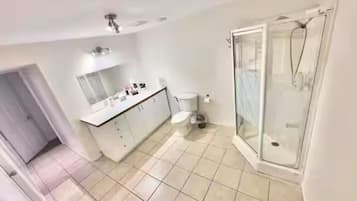 Een douche, een haardroger, handdoeken, shampoo