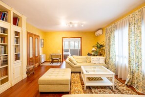 TV, ping pong, books - VentuRural -Not just any Rural House-. (Venturada)