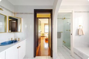 Dusche, Haartrockner, Handtücher, Seife