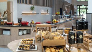 Free daily buffet breakfast