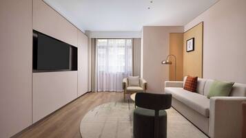 Deluxe suite, 1 kingsize bed | Woonruimte | Een 55-inch lcd-televisie met digitale zenders