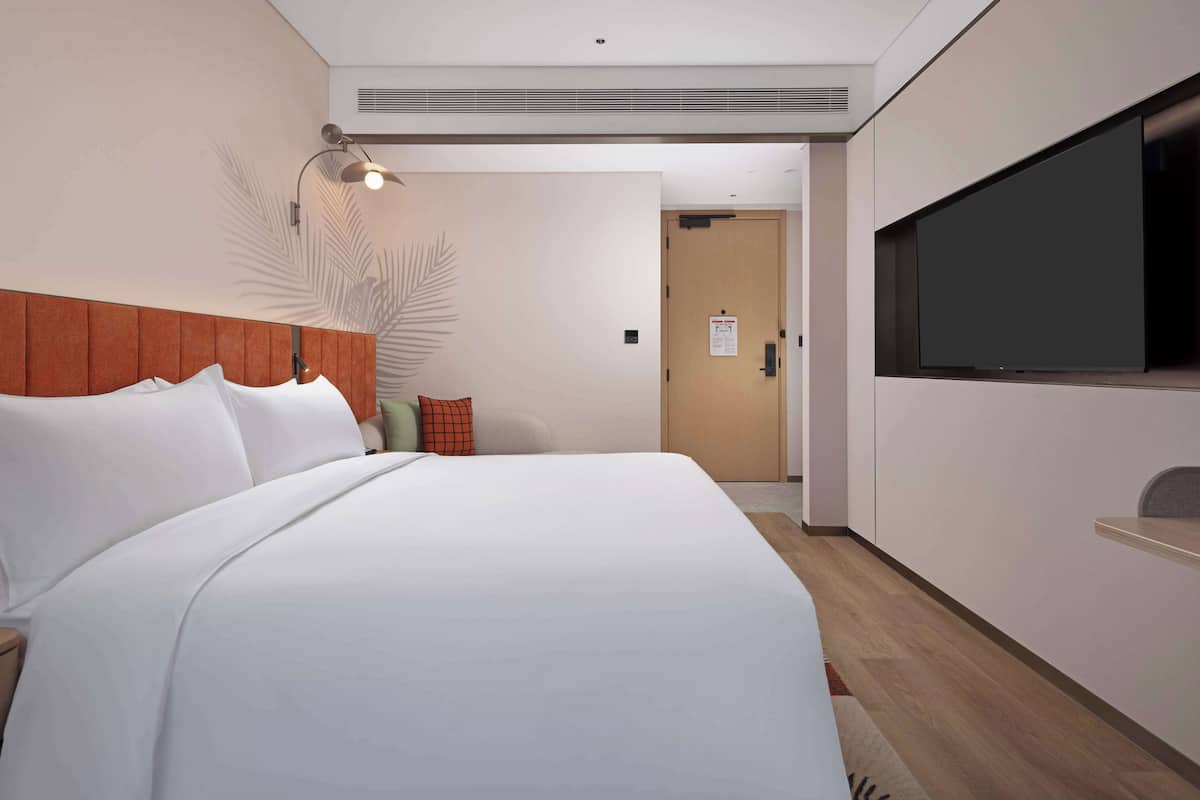 Premium bedding, down duvets, individually furnished, desk