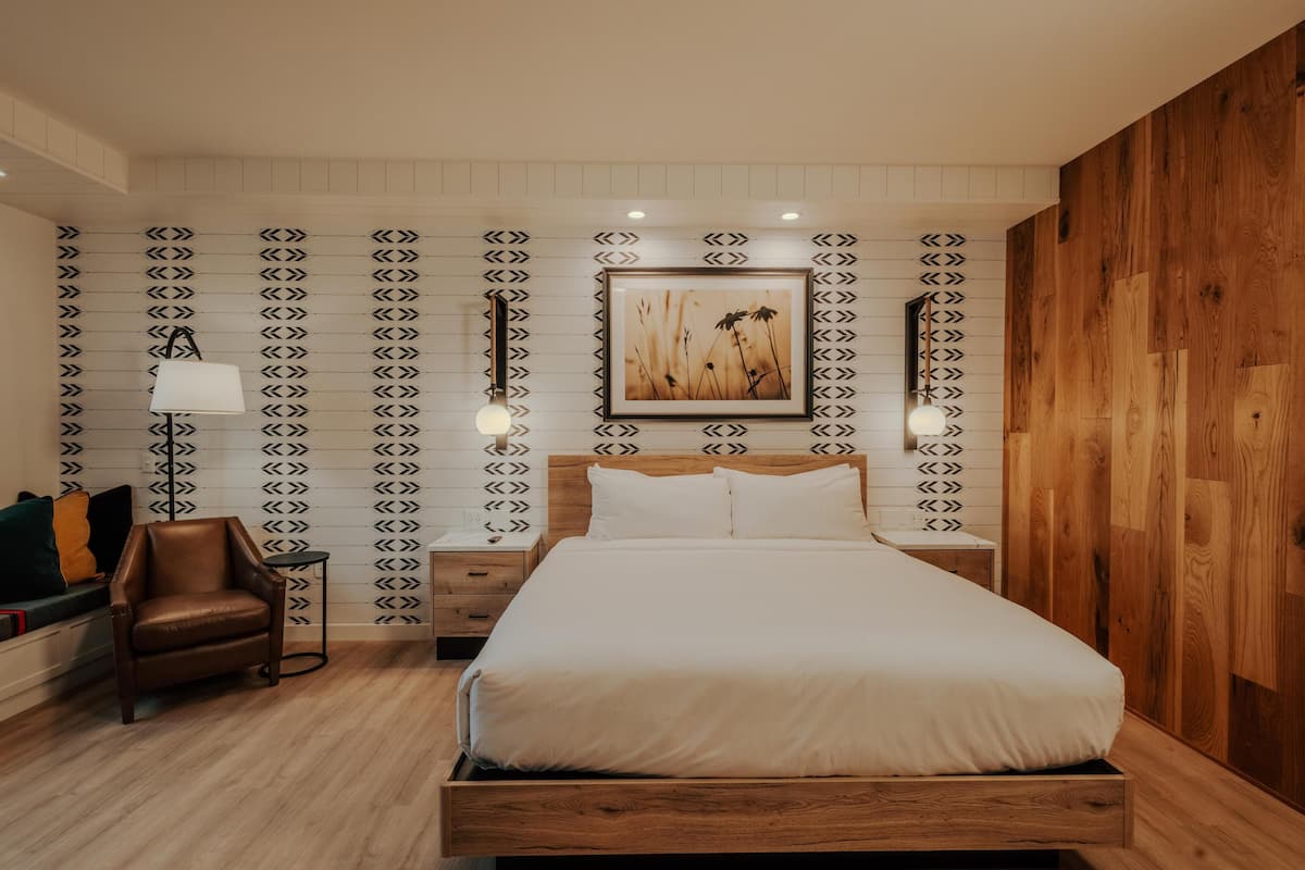 Habitación, 1 cama de matrimonio grande (Mobility & Hearing, Roll-in Shower) | Ropa de cama de alta calidad y colchones con acolchado adicional