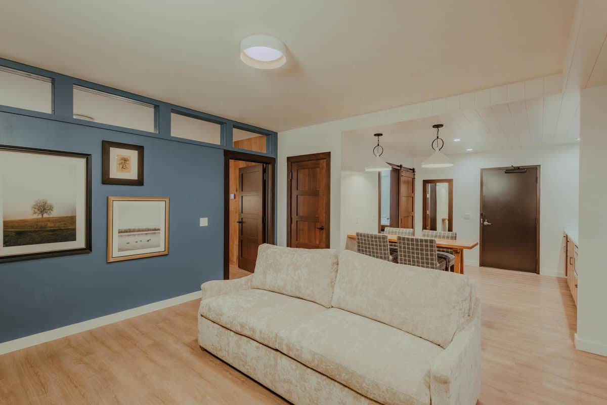 Suite, 1 King Bed | Iron/ironing board