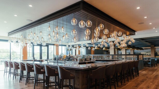 Bar (on property) - Skaneateles Fields Resort & Spa, Curio Collection By Hilton (Skaneateles)