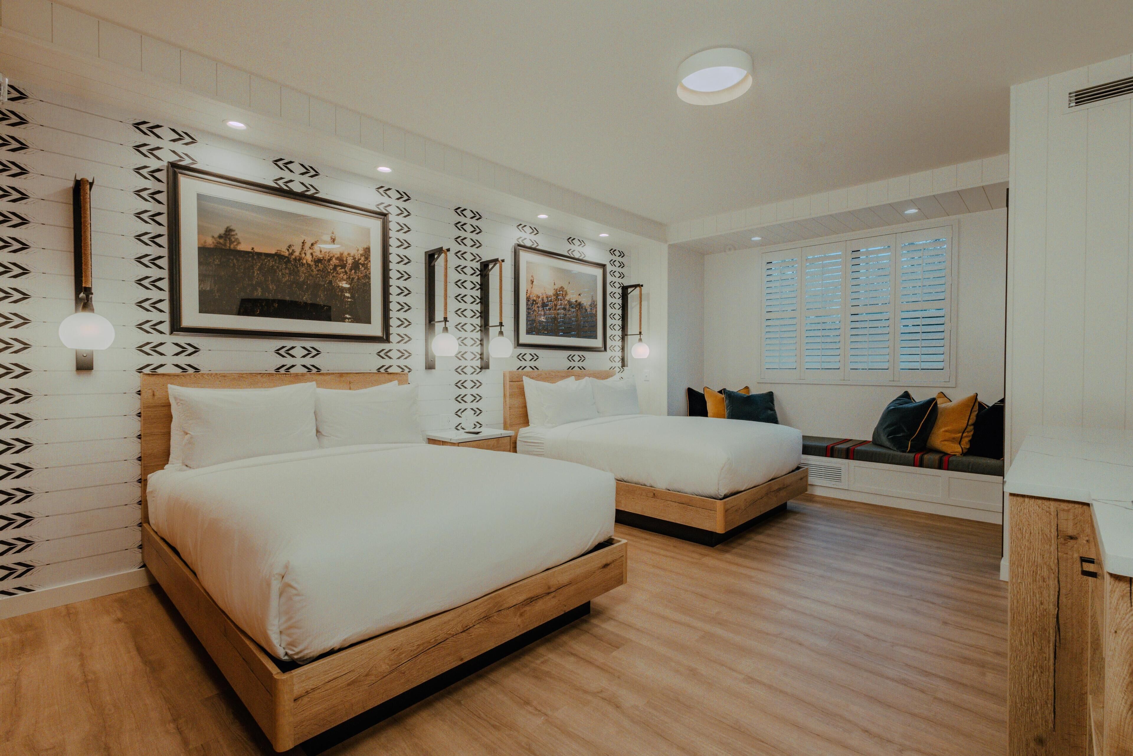 Habitación, 2 camas Queen size (Mobility & Hearing, Roll-in Shower) | Tabla de planchar con plancha 