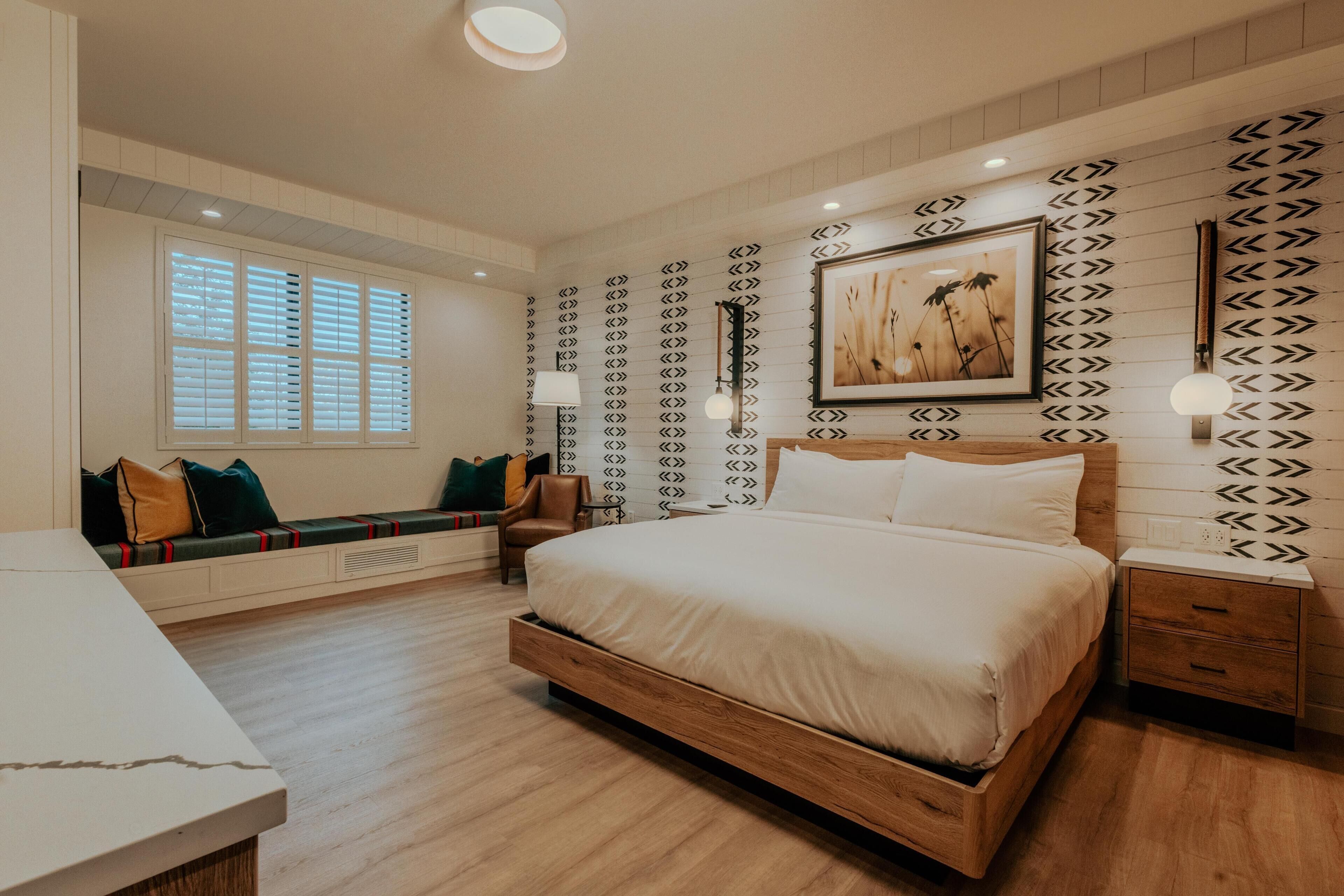 Habitación, 1 cama de matrimonio grande (Mobility & Hearing, Roll-in Shower) | Tabla de planchar con plancha