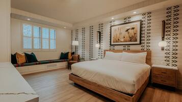 Habitación, 1 cama de matrimonio grande (Mobility & Hearing, Roll-in Shower) | Tabla de planchar con plancha